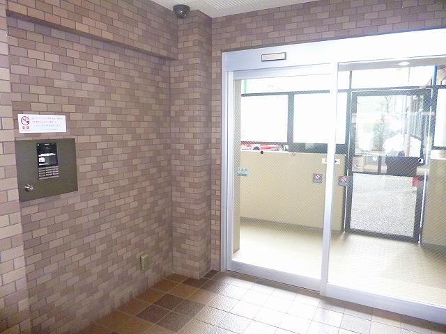 Entrance. Auto-lock equipped