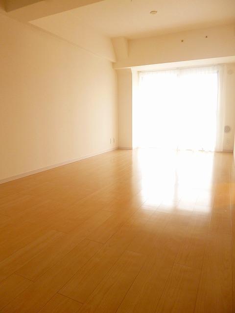 Living. Living-dining. Good per sun on the top floor angle room.