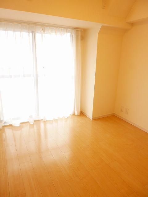 Non-living room. Living next to the Western-style. With closet.