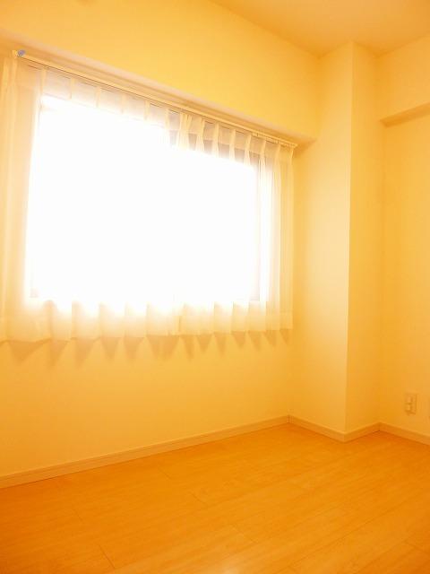 Non-living room. Entrance next to the Western-style.