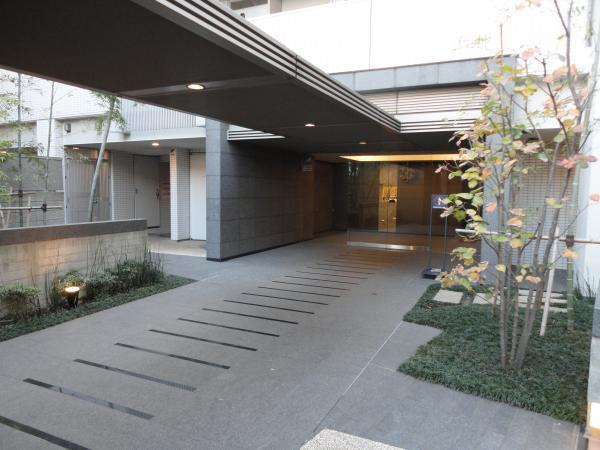 Entrance. approach / December 2011 shooting