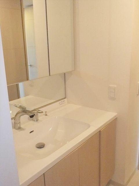 Wash basin, toilet. Wash basin