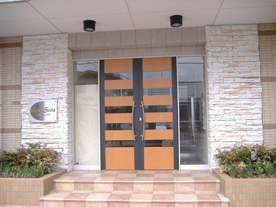 Entrance. Auto-lock with entrance
