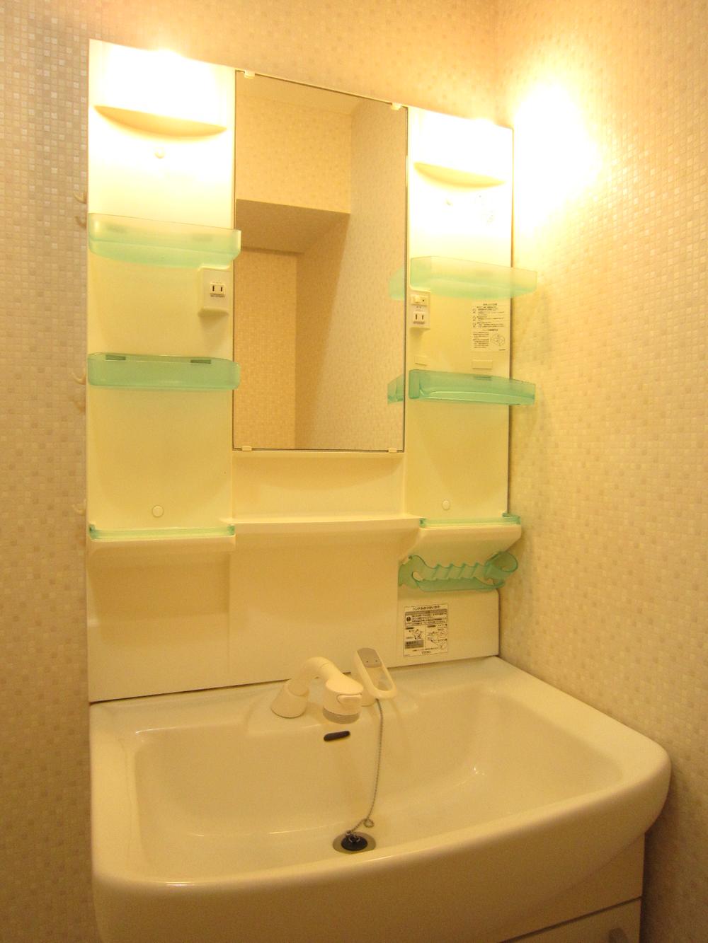 Wash basin, toilet. Indoor (11 May 2013) Shooting