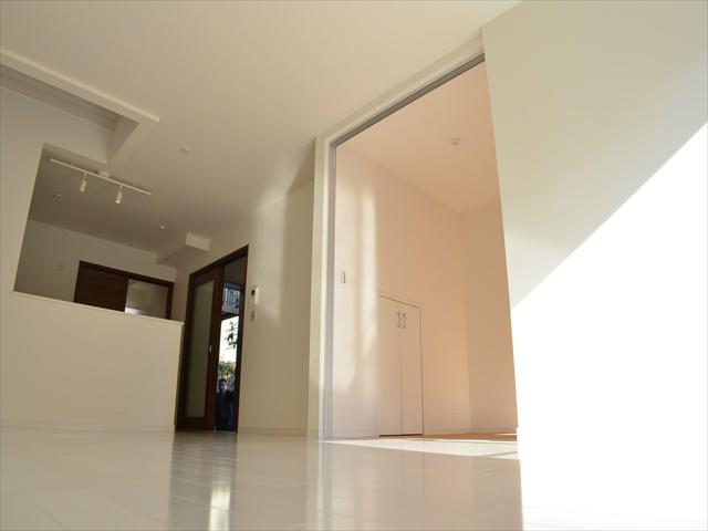 Living. A vaulted ceiling living