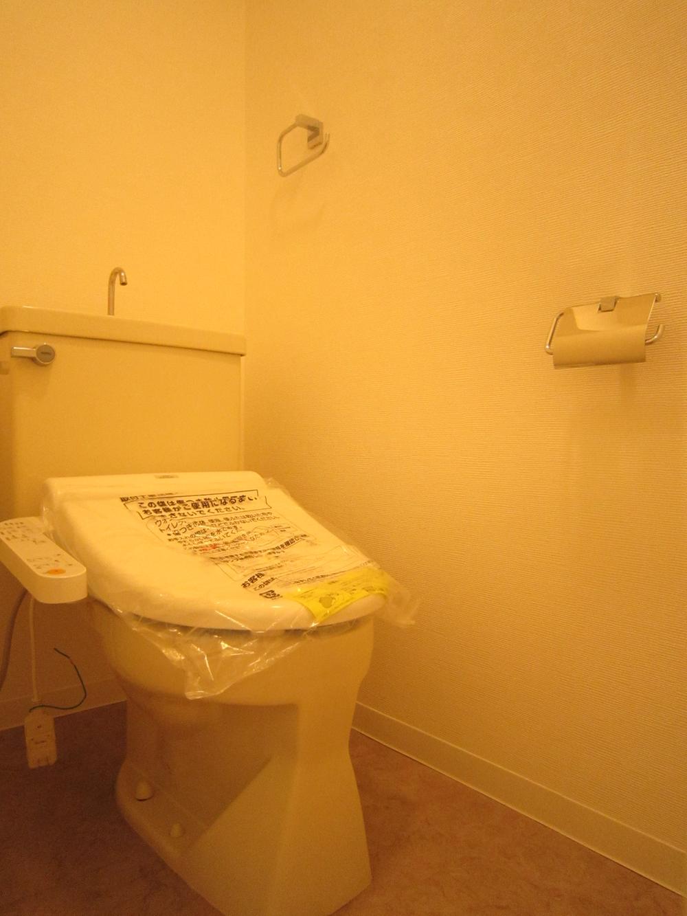 Toilet. Indoor (12 May 2013) Shooting