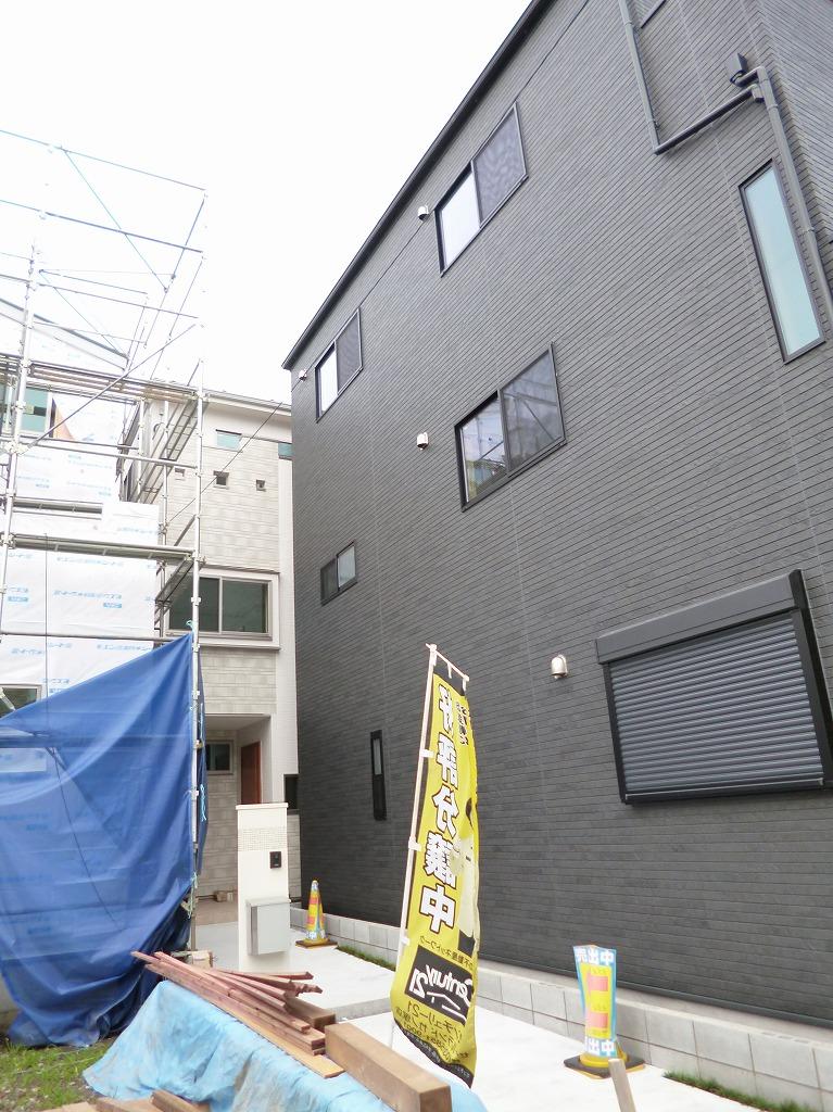 Local appearance photo. Three-story 4LDK! Also equipped with car space!