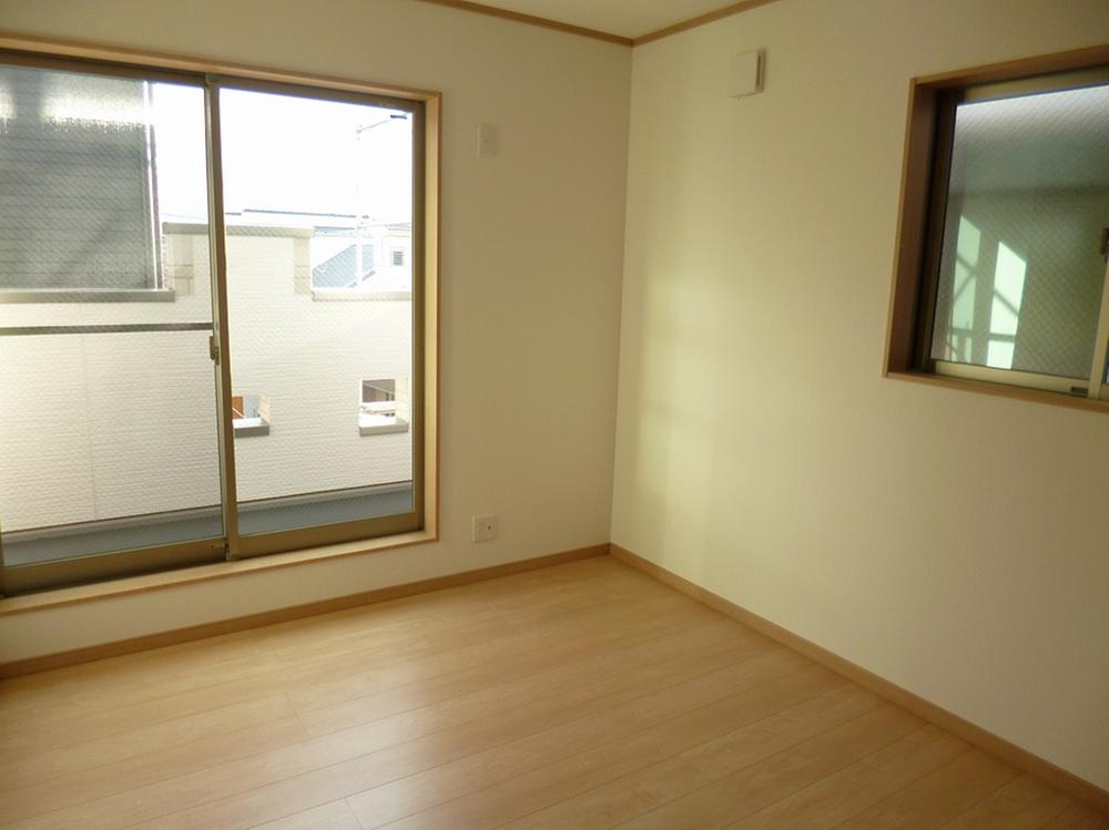 Non-living room. Western-style is also bright with two faces lighting!