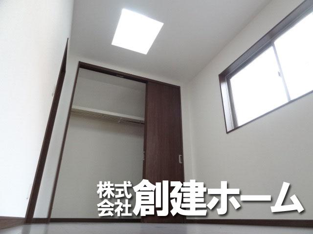 Non-living room. Bright room with a skylight