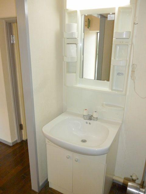 Wash basin, toilet. Wash basin