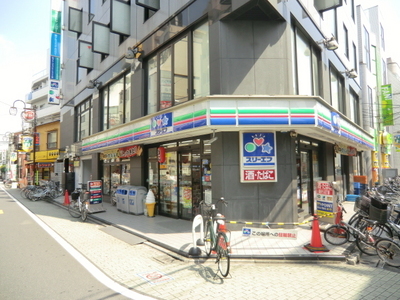 Convenience store. Three F (convenience store) to 400m