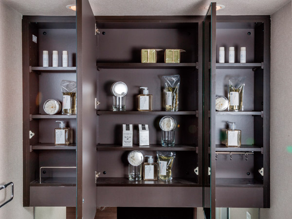 Bathing-wash room.  [Three-sided mirror back storage] It has established a wide housed in Kagamiura. It can be stored to organize, such as cosmetics and hair-dryer.