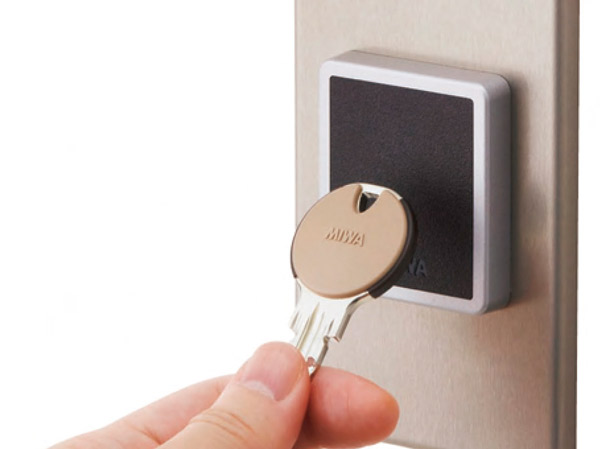 Security.  [Non-touch keys that can come and go just by waving] Upon entering the building, It has adopted a convenient non-touch key that can open the entrance door by simply holding the dwelling unit of the key.
