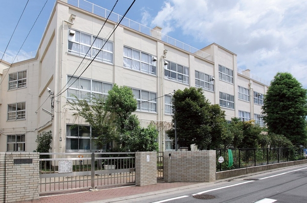 Ward fan Elementary School (1-minute walk ・ About 80m) is glad all three families, "the pre-primary school is eye! In the schoolyard of the "lawn, You can play energetically