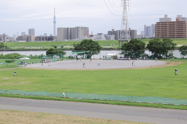 Arakawa downstream portion fan health park (8-minute walk ・ About 630m) can be H's "also running and golf. In the future I want to play with children! "Summer, You can also see the fireworks of Adachi-ku,