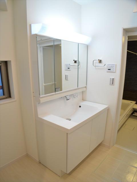 Wash basin, toilet. Dressing in a large three-sided mirror