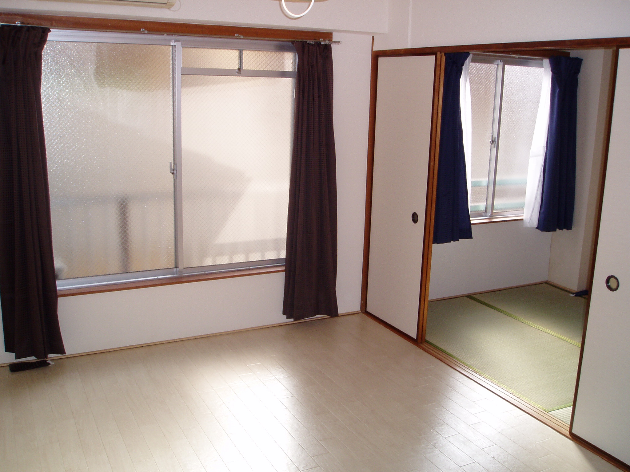 Other room space. There is a Japanese-style room settle. 