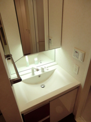 Washroom. Three-sided mirror with shampoo dresser