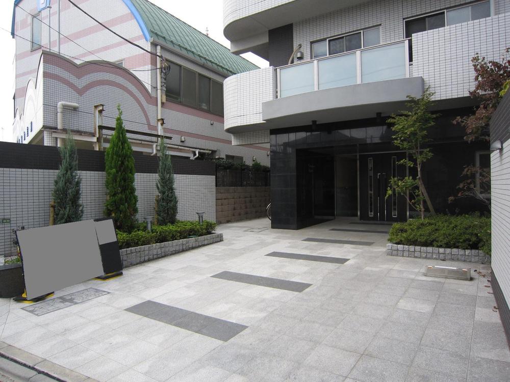 Entrance. Common areas