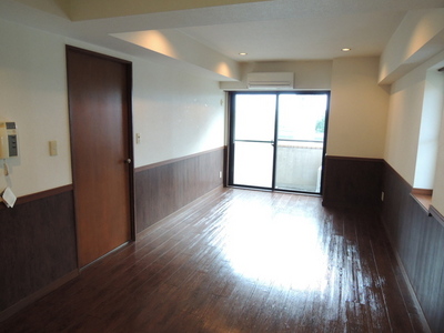 Living and room. Air conditioning comes with 1 groups, All of calm shades of flooring