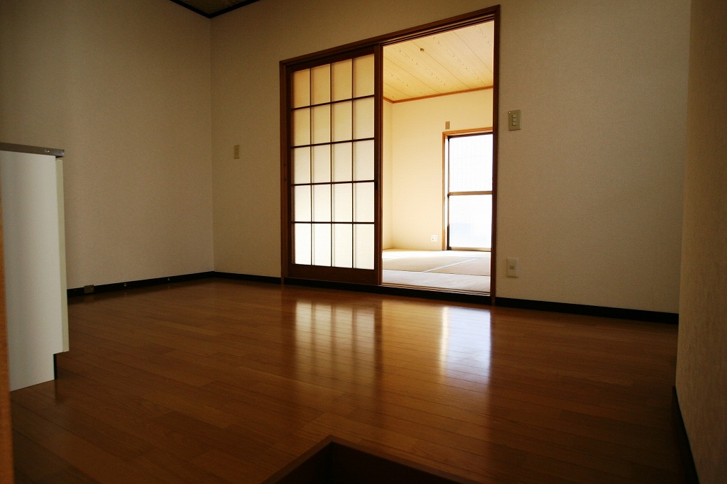 Living and room. Dining kitchen (flooring)