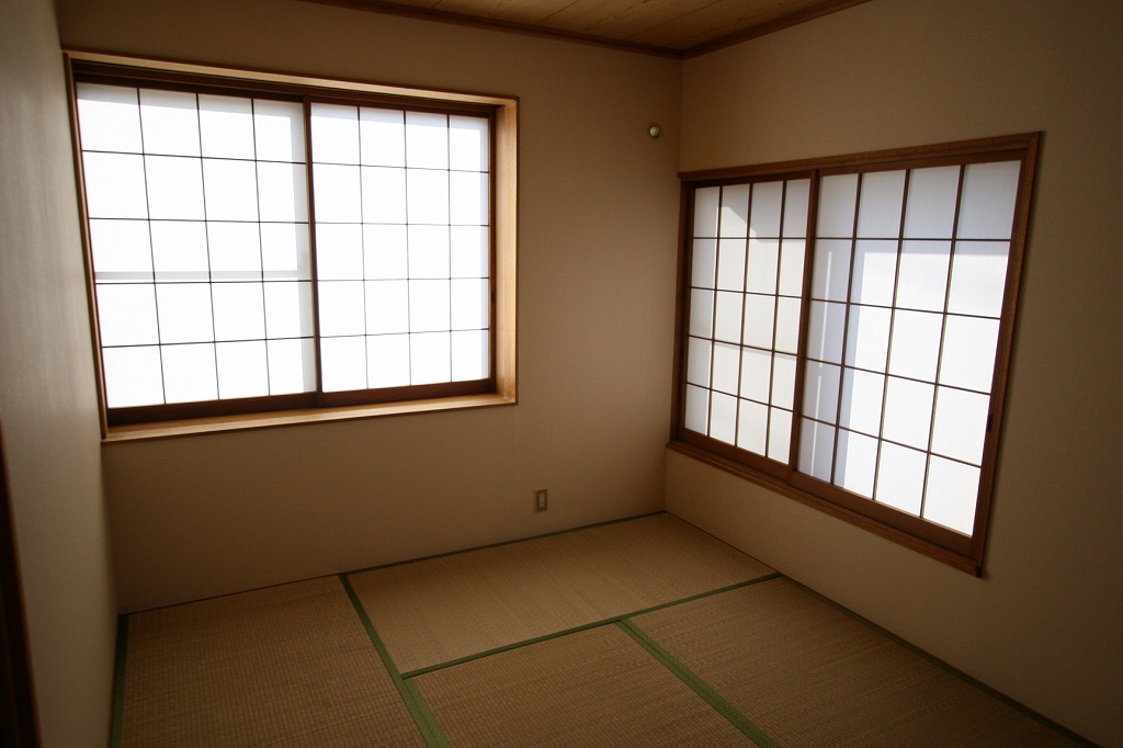 Other room space. Japanese-style room 6 tatami. Day is good in the southwest angle room.