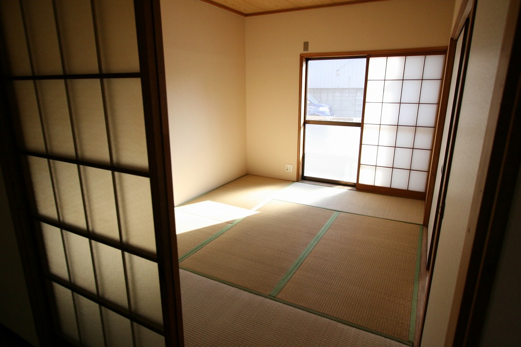 Living and room. Japanese-style room 6 tatami (sunny)