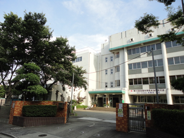 Junior high school. 747m to Adachi Ward Kaga junior high school (junior high school)