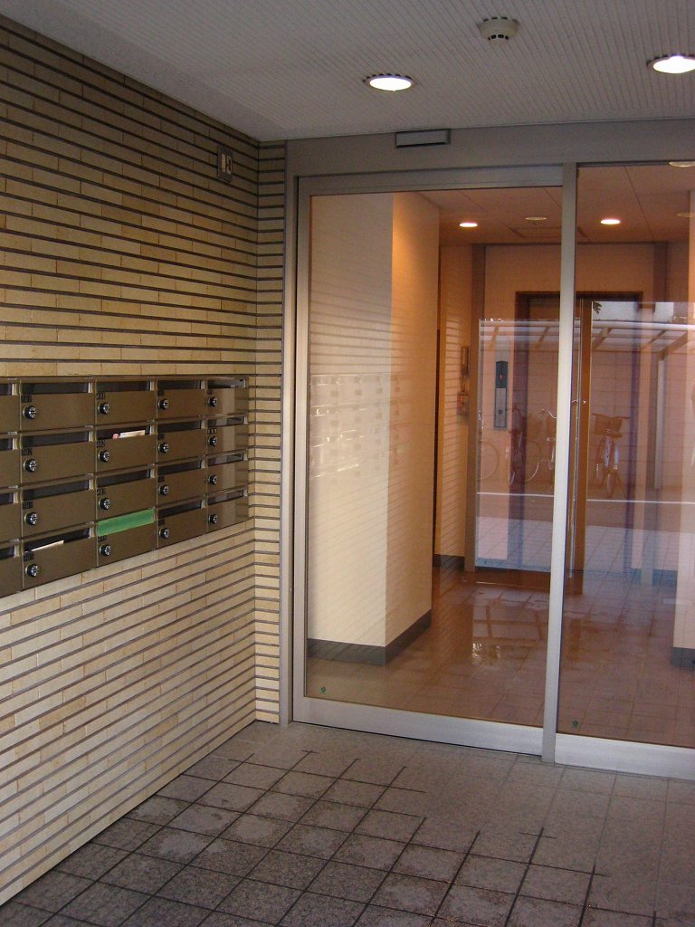 Entrance. Auto-lock tiled entrance