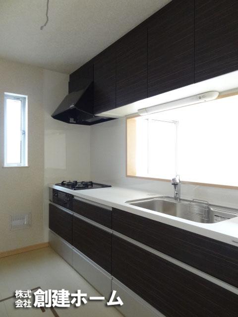 Kitchen. Overlooking the living room, Popular face-to-face kitchen