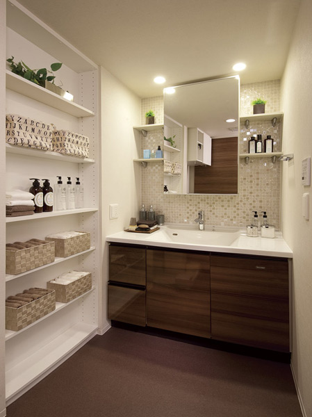 Bathing-wash room.  [bathroom] The back of the vanity mirror, Ensure the storage of such as toiletries is clean and dispose of, Also, Square-type wash bowl is clean comfortable without seams of the counter.