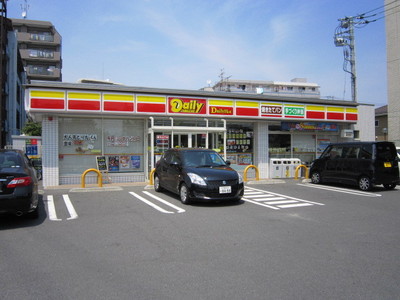 Convenience store. Daily Yamazaki Adachi Yazaike month of Tomoten up (convenience store) 492m