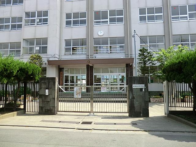 Junior high school. 290m to Adachi sixth junior high school