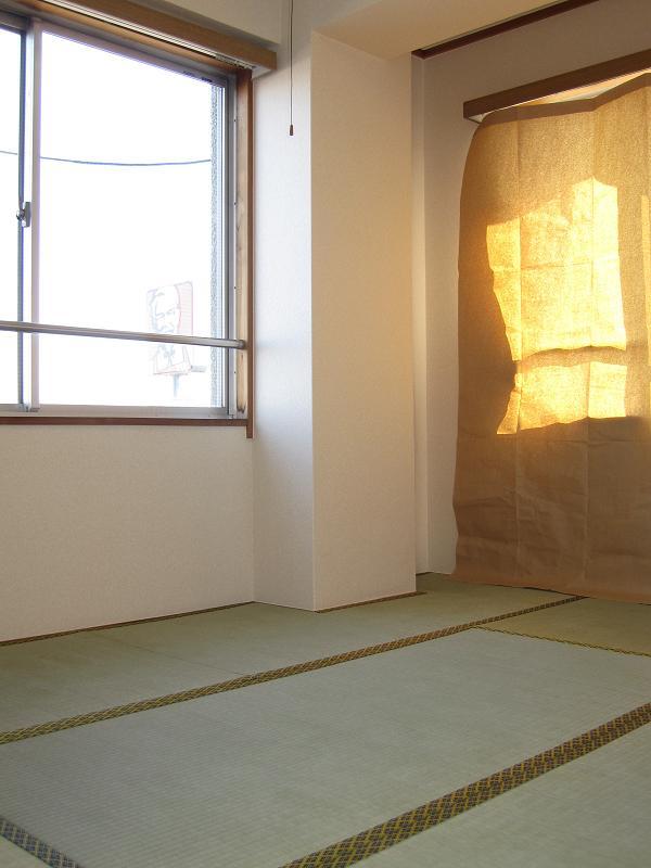 Non-living room. Japanese-style: by a two-sided lighting, Bright room.