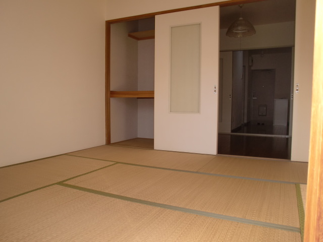 Living and room. Japanese-style room 6 quires storage 0.5 Pledge