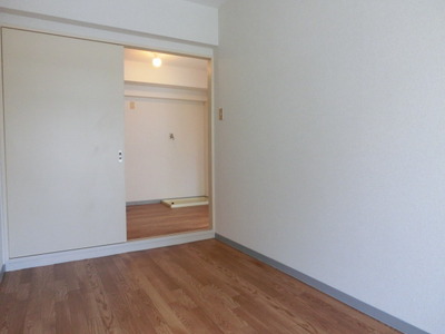 Other room space. 5 Pledge Western and 6 Pledge Japanese-style rooms Air-conditioned Bright rooms