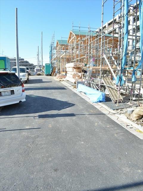 Local photos, including front road. Also good per sun