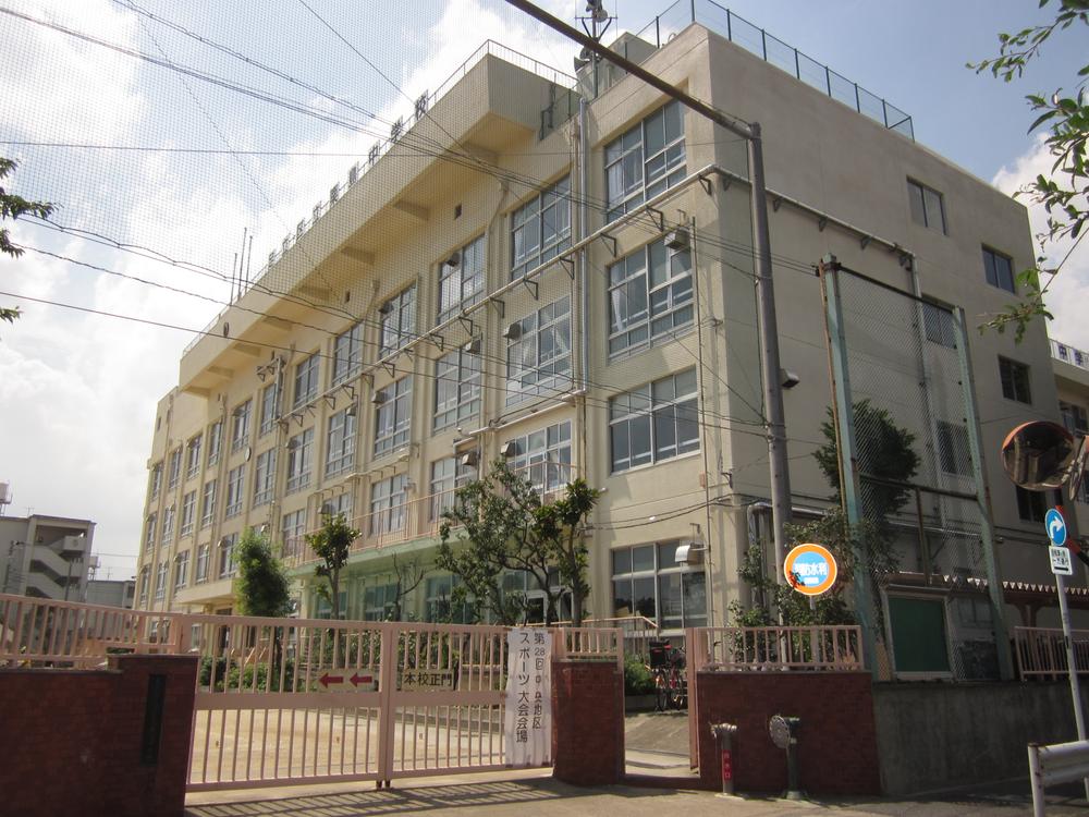 Junior high school. Kurishima 195m until junior high school