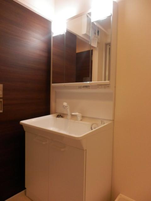 Washroom. Three-sided mirror with a shampoo dresser ☆