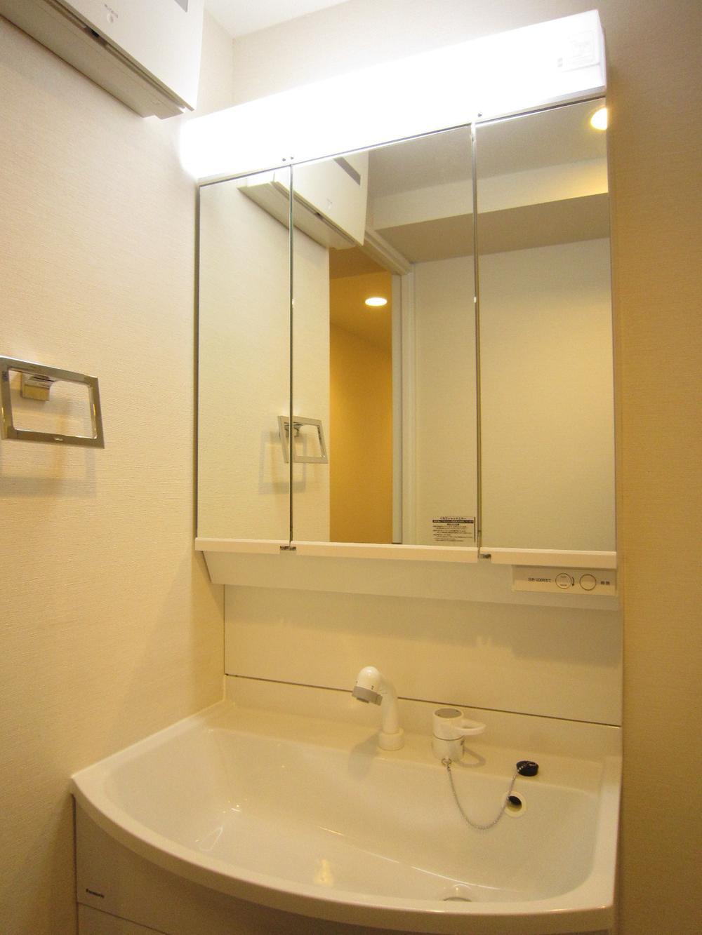 Wash basin, toilet. Indoor (March 2013) Shooting