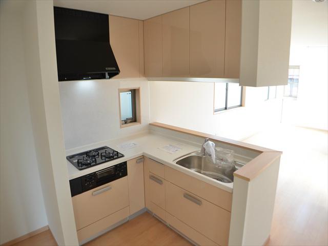 Kitchen. L-shaped kitchen