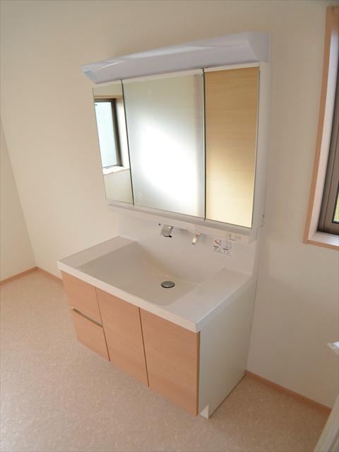 Wash basin, toilet. Dressing comfortably in the three-sided mirror