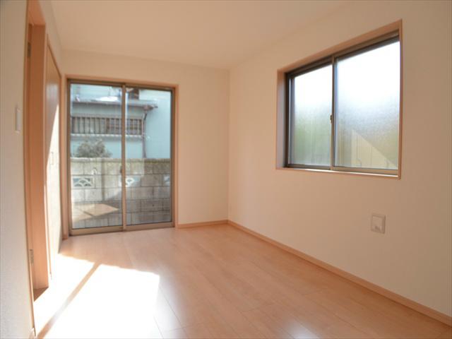 Non-living room. Bright two-sided lighting Western-style