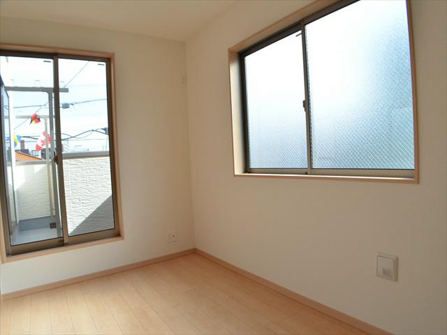 Non-living room. Southeast of the bright rooms