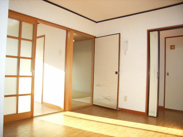 Living and room. Japanese-style room than DK ・ Western-style (same properties)