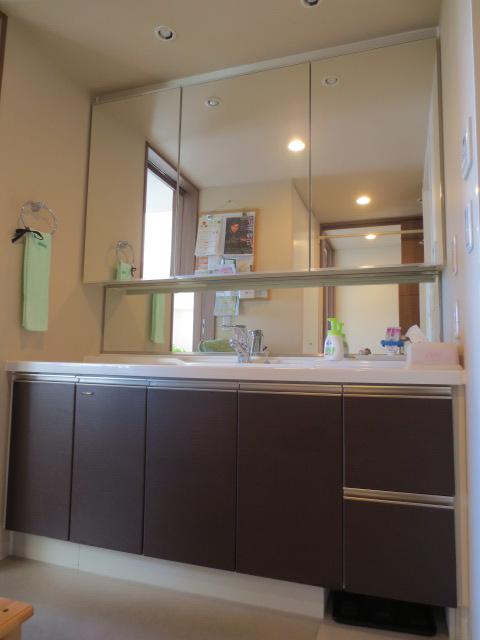 Wash basin, toilet. Indoor (12 May 2013) Shooting