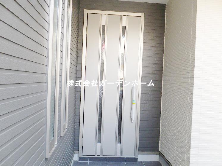 Entrance. Stylish front door welcomes everyone !!