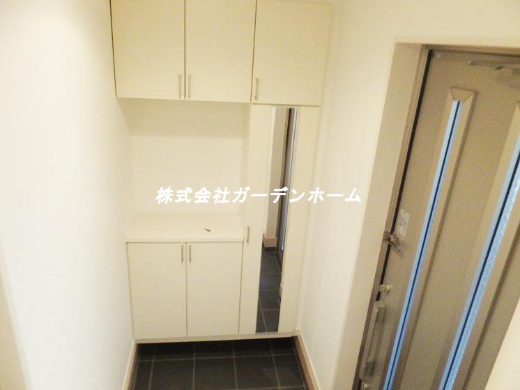 Entrance. Since the storage fill of the cupboard is not troubled in the yard of shoes !!