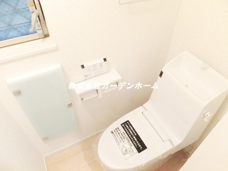 Toilet. It is a space calm and relax !!