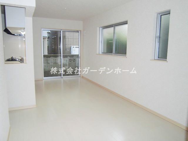 Living. Local (10 May 2013) Shooting